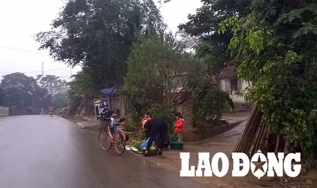 Hoạt động mua bán, trao đổi hàng hóa tại Yên Trung vẫn diễn ra tự phát.
