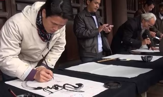 Clip ông đồ 'đổ xô' về Văn Miếu thi 'sát hạch' chữ viết