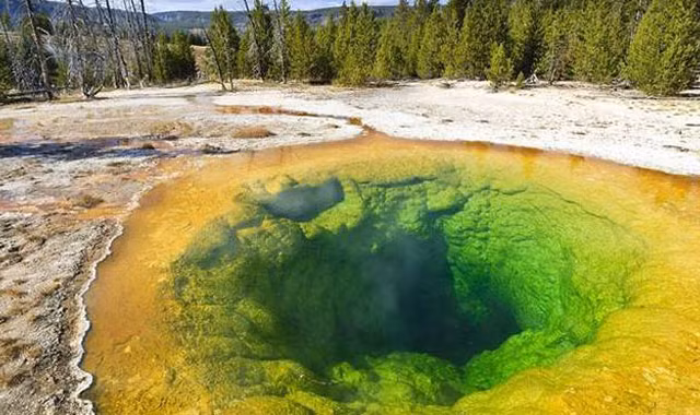 Vườn quốc gia Yellowstone (Mỹ) là thắng cảnh đẹp thu hút nhiều du khách. Trong vườn quốc gia này có hồ 'Morning Glory' nổi bật với màu sắc ấn tượng.