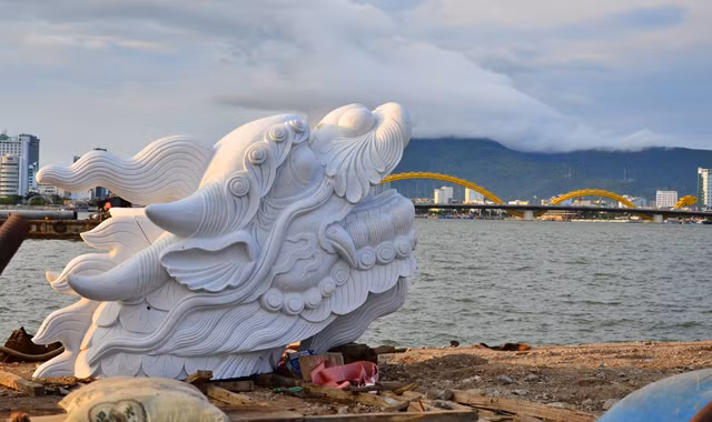 Đặt “cá chép hóa rồng” ở bến du thuyền Đà Nẵng