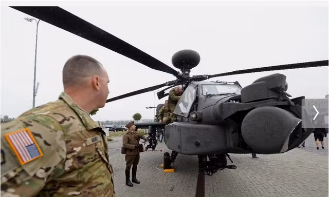 Một chiếc trực thăng Boeing AH-64 Apache trưng bày tại Triển lãm công nghiệp quốc tế lần thứ 23. Ảnh: AFP.