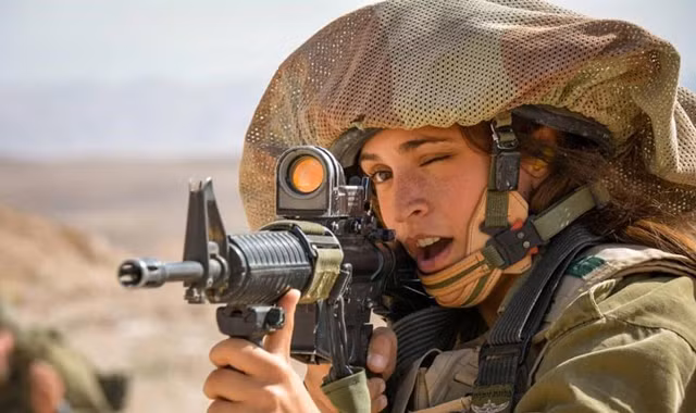 Nữ binh sĩ Israel và vẻ đẹp của bóng hồng trong lửa đạn