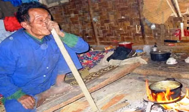 Quanh năm ngủ ngồi để cảnh giác thú dữ.