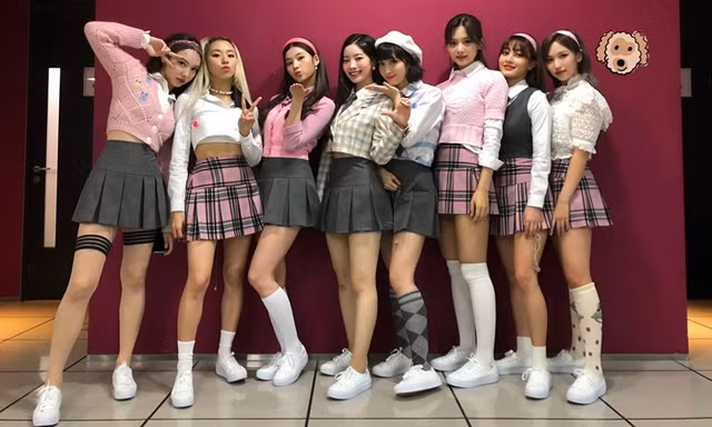 Cũng cắt bỏ nửa chiếc áo blazer giá 75 triệu nhưng stylist của TWICE bị chê mix đồ xấu