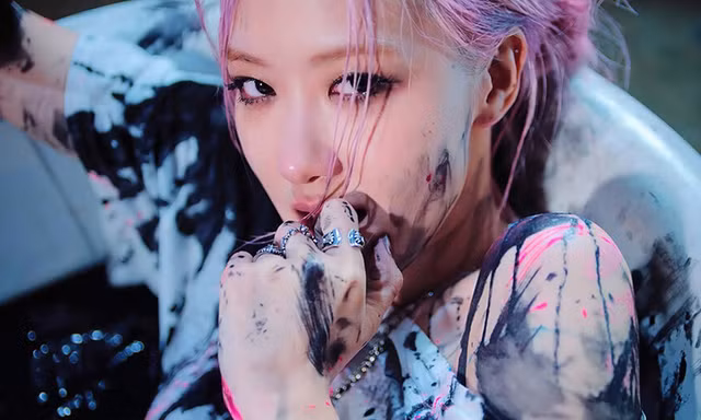 Netizen tranh cãi stylist đã mặc chiếc áo phông cho Rosé kiểu gì trong MV Lovesick Girls