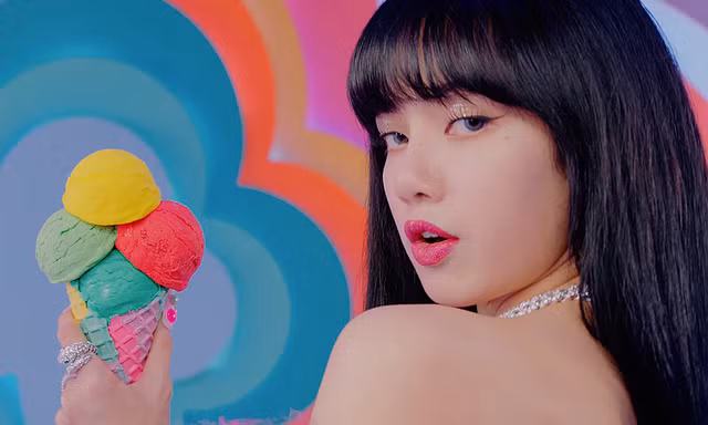 Ngoài vòng cổ tiền tỉ, Lisa BLACKPINK đeo cả trang sức 1,5 triệu đồng trong "Ice Cream"
