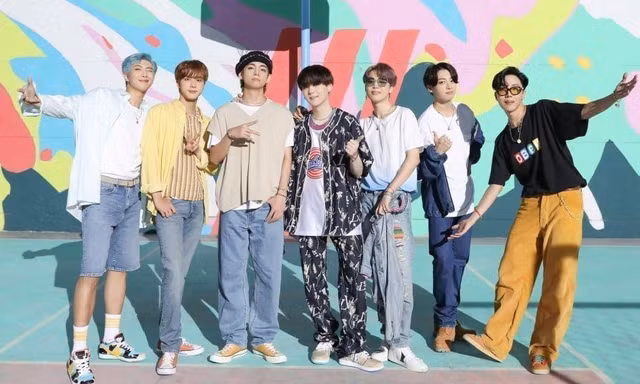 Nhìn BXH iTunes Mỹ thời điểm này, không ít netizen thốt lên: “Đây là BXH của BTS mở rộng?“