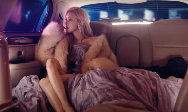 Rosé (BLACKPINK) tung teaser MV “On The Ground”, hát có 3 từ mà khiến fan bấn loạn