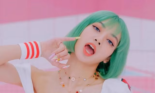 Loạt trang phục ấn tượng của Lisa (BLACKPINK) trong MV Ice Cream, có món giá trị gần 1 tỉ