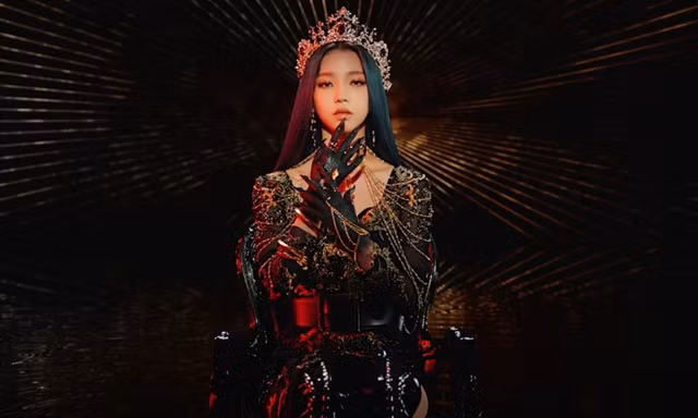Tung video Karina ngồi trên ngai vàng, SM ngầm tuyên bố aespa sẽ trở thành nữ hoàng K-Pop?