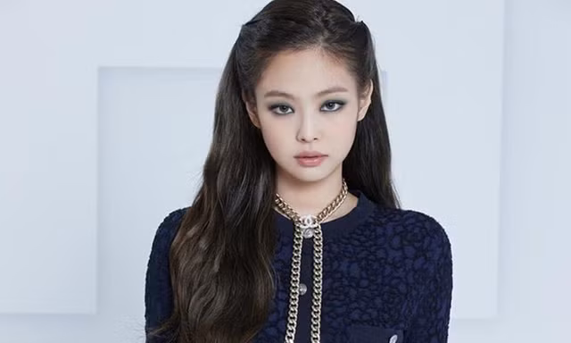 Giữa ồn ào trang phục y tá, Chanel bất ngờ đăng video và ảnh Jennie (BLACKPINK) cực xinh