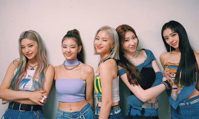 Mix đồ rườm rà và có phần lôi thôi cho Yeji, stylist của ITZY lại bị chê bai thậm tệ