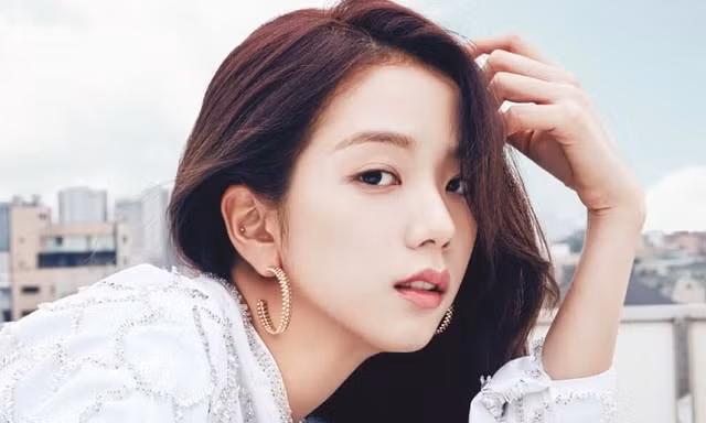 Cách Jisoo làm đẹp trước khi chụp hình nghe đơn giản nhưng lại là điều cấm kỵ với idol