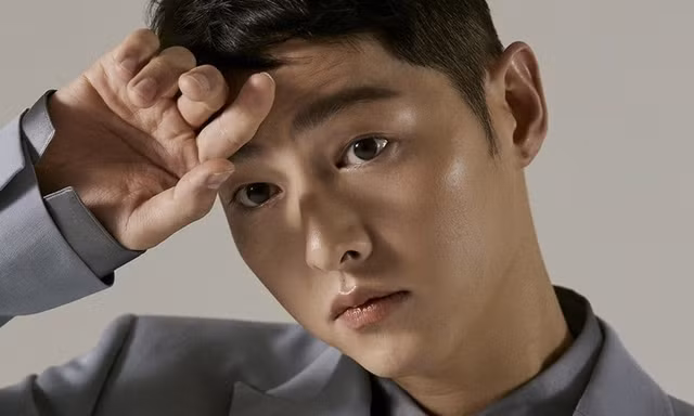 Song Joong Ki xuất hiện với khí chất lạnh lùng, trả lời phỏng vấn sau tin đồn hẹn hò