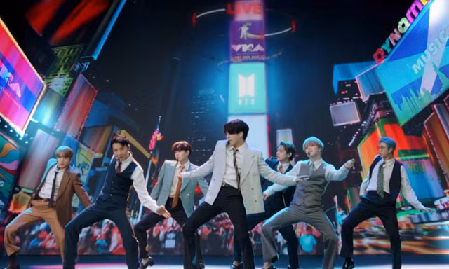 SUGA, V “khóc nhè”, BTS “mượn” Billboard tặng Jungkook quà sinh nhật siêu to khổng lồ