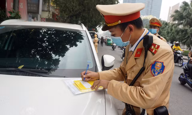 CLIP: CSGT Hà Nội dán thông báo lên ô tô vi phạm dừng đỗ như thế nào?