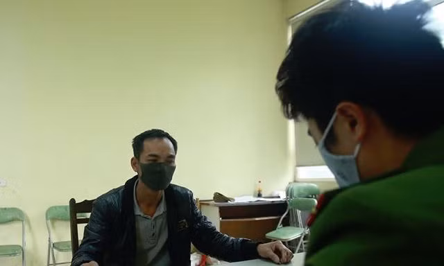 Cơ quan công an làm việc với người liên quan vụ việc.