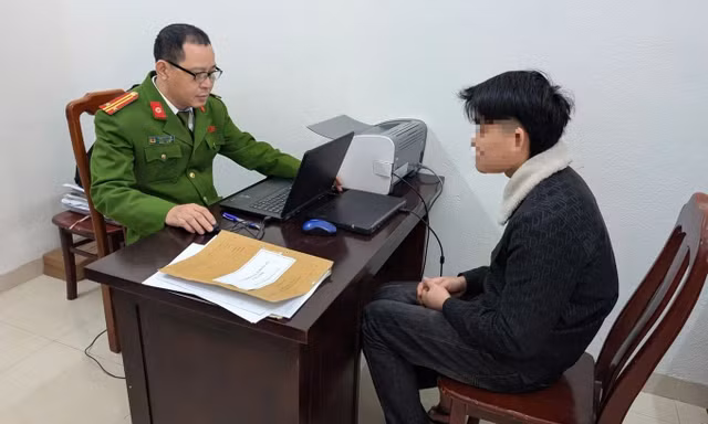 Mâu thuẫn nhặt được tiền, nam sinh Thanh Hóa đánh gục bạn trên sân trường 