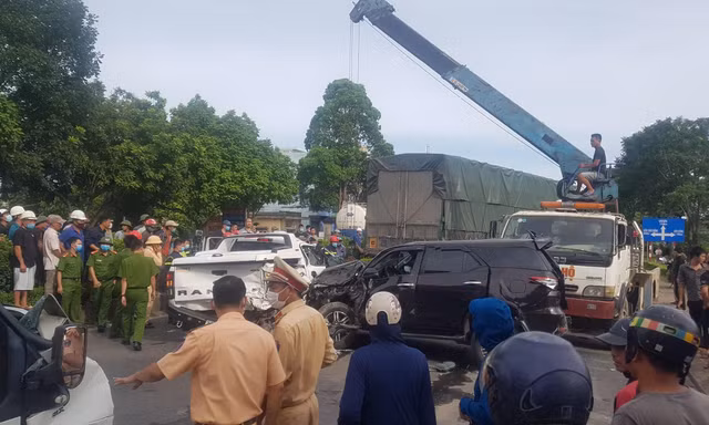 9 ô tô tông liên hoàn trên Quốc lộ 1A, nhiều người thương vong