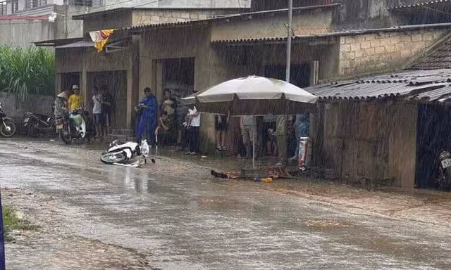 Xe tải văng bánh khi đang chạy, người ngồi bên đường tử vong