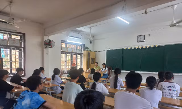Học sinh, phụ huynh lo lắng khi không có đồng hồ trong phòng thi vào lớp 10