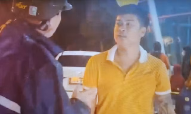 Bị nhắc nhở, người đàn ông dùng dùi cui điện tấn công lực lượng an ninh sân bay