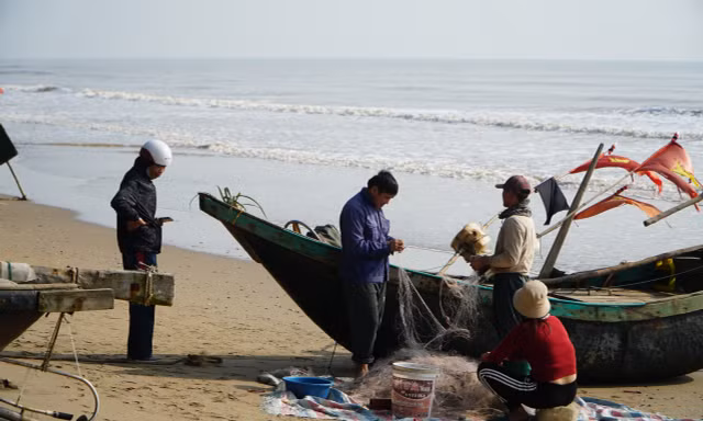 Thanh Hoá: Mùng 3 Tết, ngư dân ‘xông’ biển, du khách ‘xuống tiền’ đón lộc