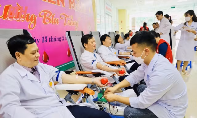 Hơn 1.100 cán bộ, nhân viên Bệnh viện Đa khoa tỉnh Thanh Hoá hiến máu tại lễ hội 'Giọt hồng Blouse trắng'