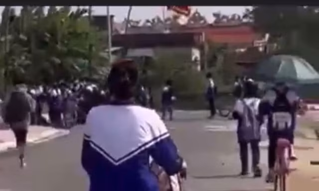 Thanh Hoá: Xác minh clip nhóm học sinh đánh nhau sau giờ tan trường