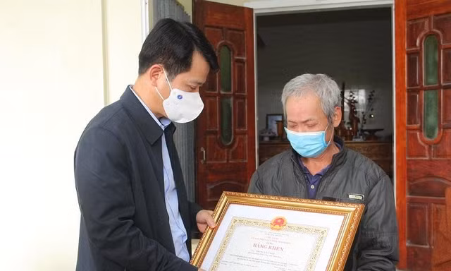 Trao Bằng khen của Chủ tịch UBND Thanh Hóa cho người dũng cảm cứu bé gái khỏi đám cháy