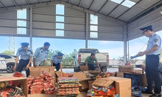 Thu giữ lượng lớn đồ chơi, thực phẩm không rõ nguồn gốc ở Thanh Hóa