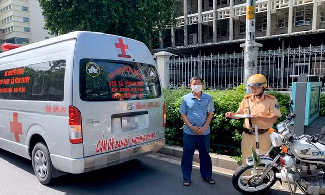 Thanh Hóa xuất hiện tình trạng phương tiện giao thông tự ý sử dụng còi, cờ, đèn ưu tiên