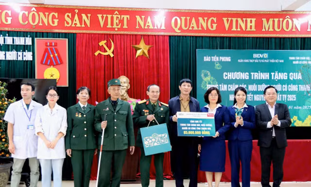 Báo Tiền phong phối hợp các đơn vị trao tặng quà Tết cho người có công, cựu TNXP và đối tượng bảo trợ xã hội