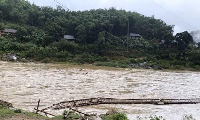 Thanh Hoá: Hàng trăm hộ dân bị cô lập sau mưa bão số 2