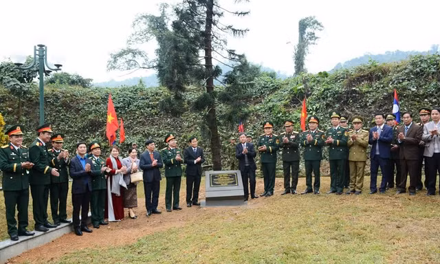 Khám bệnh, cấp phát thuốc cho người dân khu vực biên giới Cửa khẩu Quốc tế Na Mèo