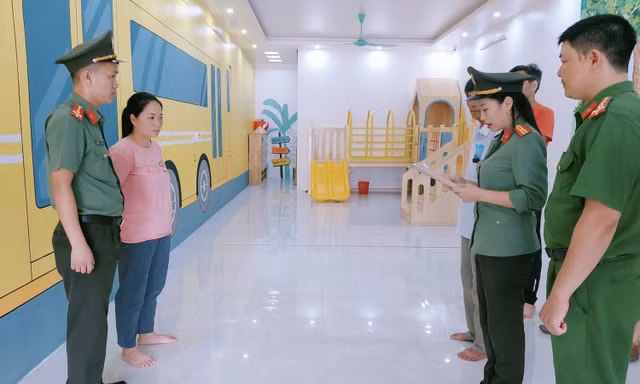 Bắt đối tượng làm giả hồ sơ cho 30 người nước ngoài ở lại Việt Nam trái phép