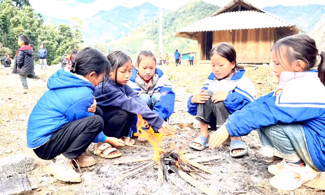 Học trò nghèo đốt lửa, xua tan giá rét nơi lớp học