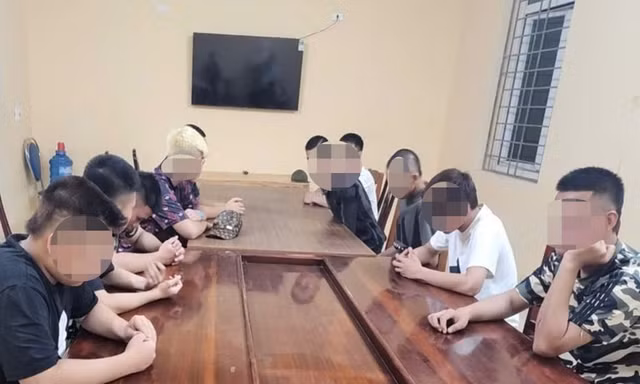 Xử lý nhóm ‘quái xế’ mang hung khí diễu phố