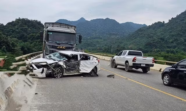 Ô tô tải văng khỏi cầu sau tai nạn liên hoàn, 6 người thương vong