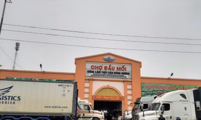 Thay đổi biển cấm vào chợ nông sản lớn nhất Thanh Hóa như thế nào?