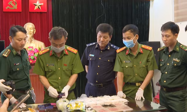 Lực lượng chức năng kiểm tra tang vật vụ án
