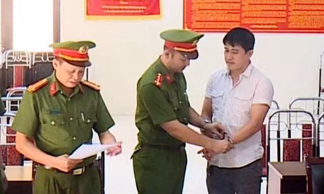 Cán bộ địa chính tự chế giấy phép xây dựng giả để đưa cho người dân