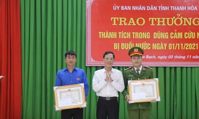 Cán bộ Đoàn và chiến sĩ công an cứu sống cháu bé ngạt nước