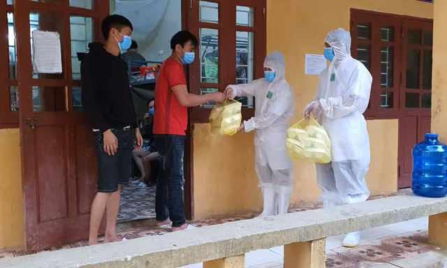 Cận cảnh bếp ăn phục vụ người Việt từ Lào về cách ly ở huyện Quan Sơn
