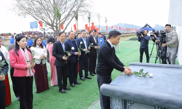 Tri ân, tưởng niệm các giáo viên và học sinh hy sinh tại công trường đê Nam sông Mã