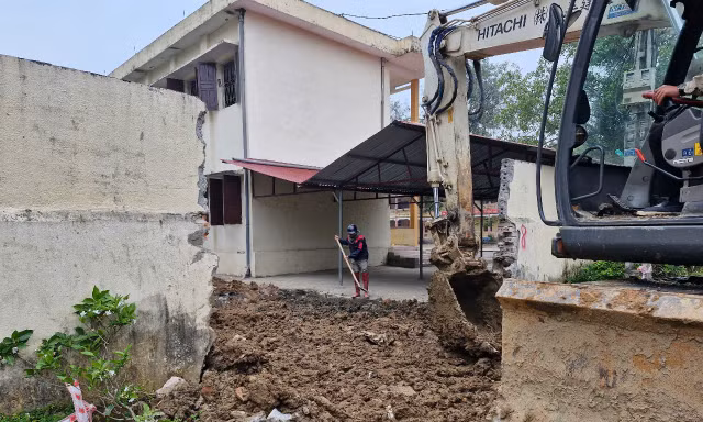 Tháo dỡ trạm biến áp dựng trong khuôn viên trường học ở Thanh Hóa