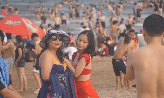 Bãi biển Sầm Sơn ken đặc, chen chân tìm chỗ trống giữa 'biển người' 
