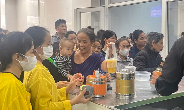 Rưng rưng những suất cháo nghĩa tình 
