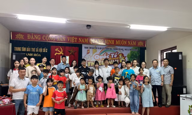 Học sinh dùng tiền thưởng, tiền tiết kiệm chia sẻ với trẻ em, người có hoàn cảnh khó khăn