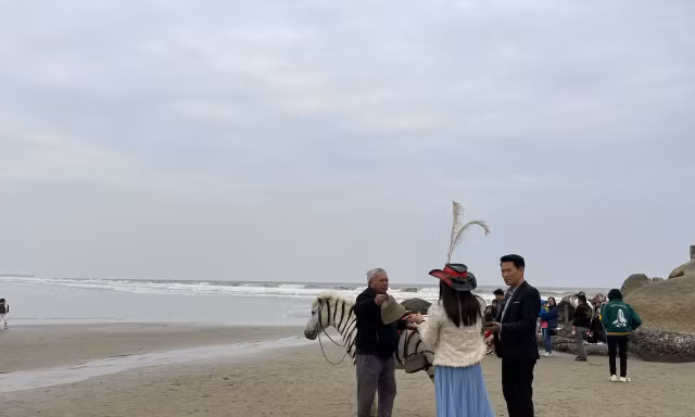 Thanh Hoá: Giá rét, nhiều người vẫn đi biển Sầm Sơn cầu bình an